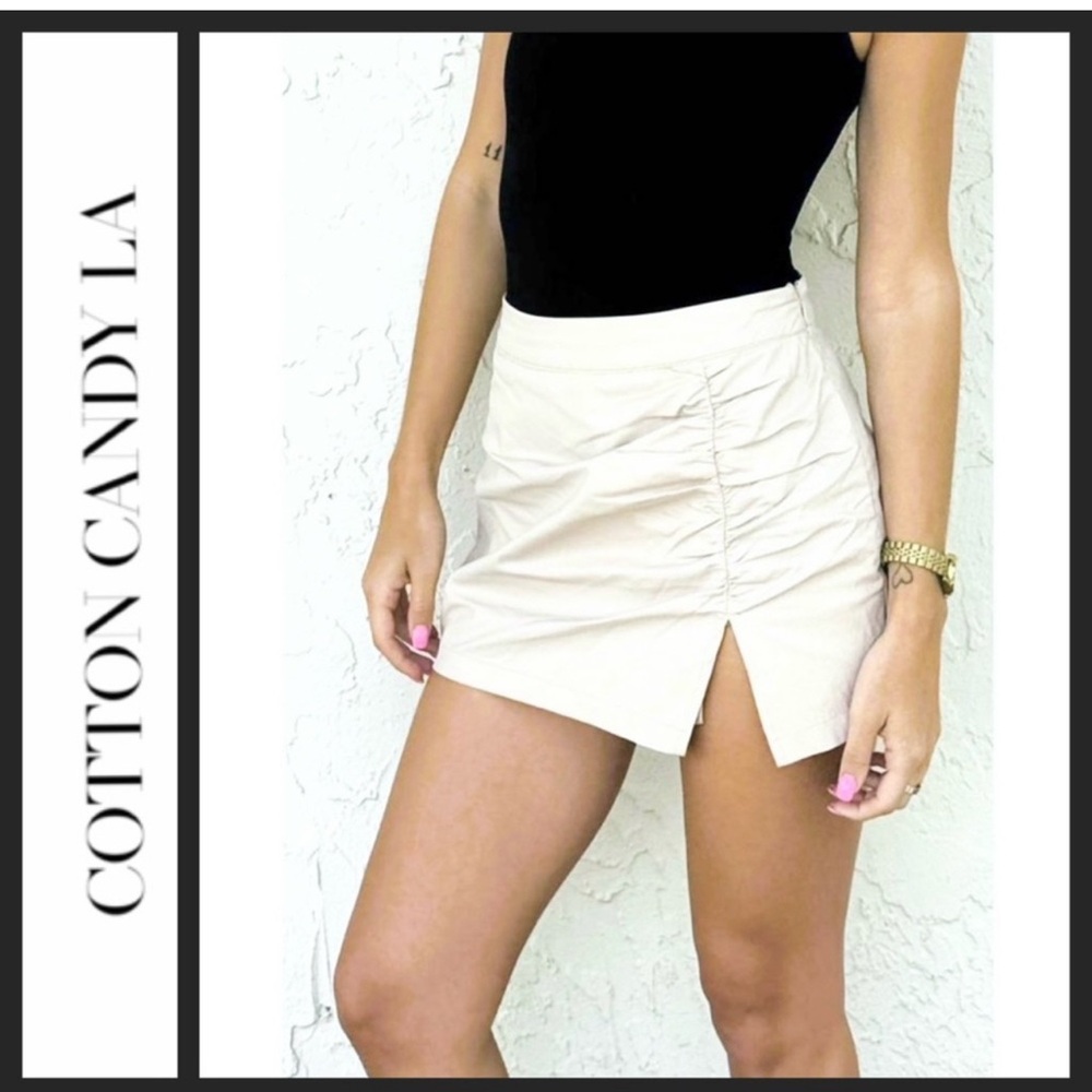 Women's Cream Shorts
New with tags
Medium
Faux leather